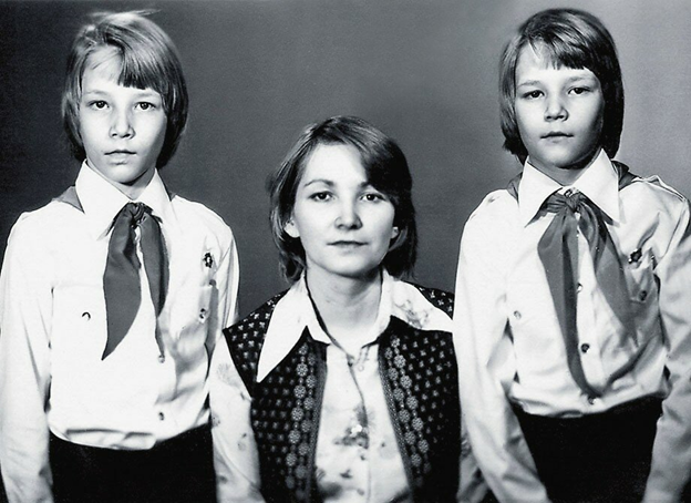 Фото с Яндекс. Картинки  /  Алла с сыновьями