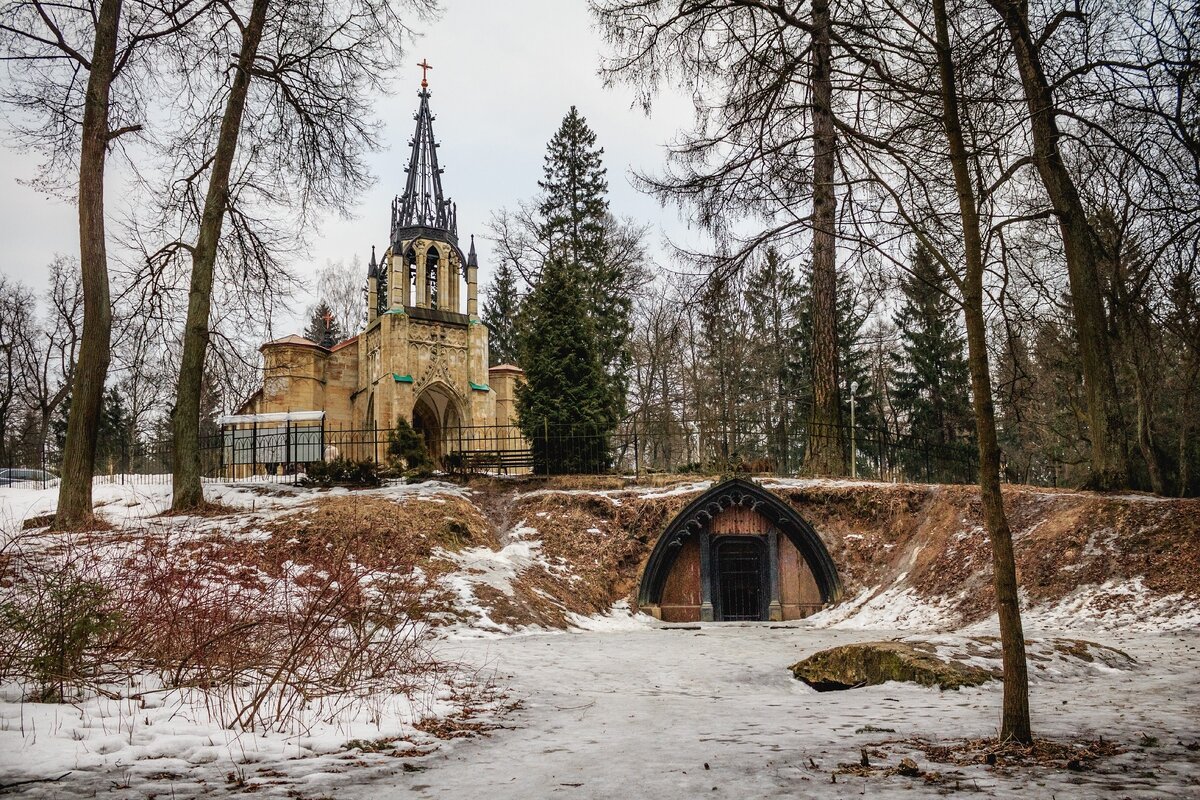 Каменная скамейка в шуваловском парке