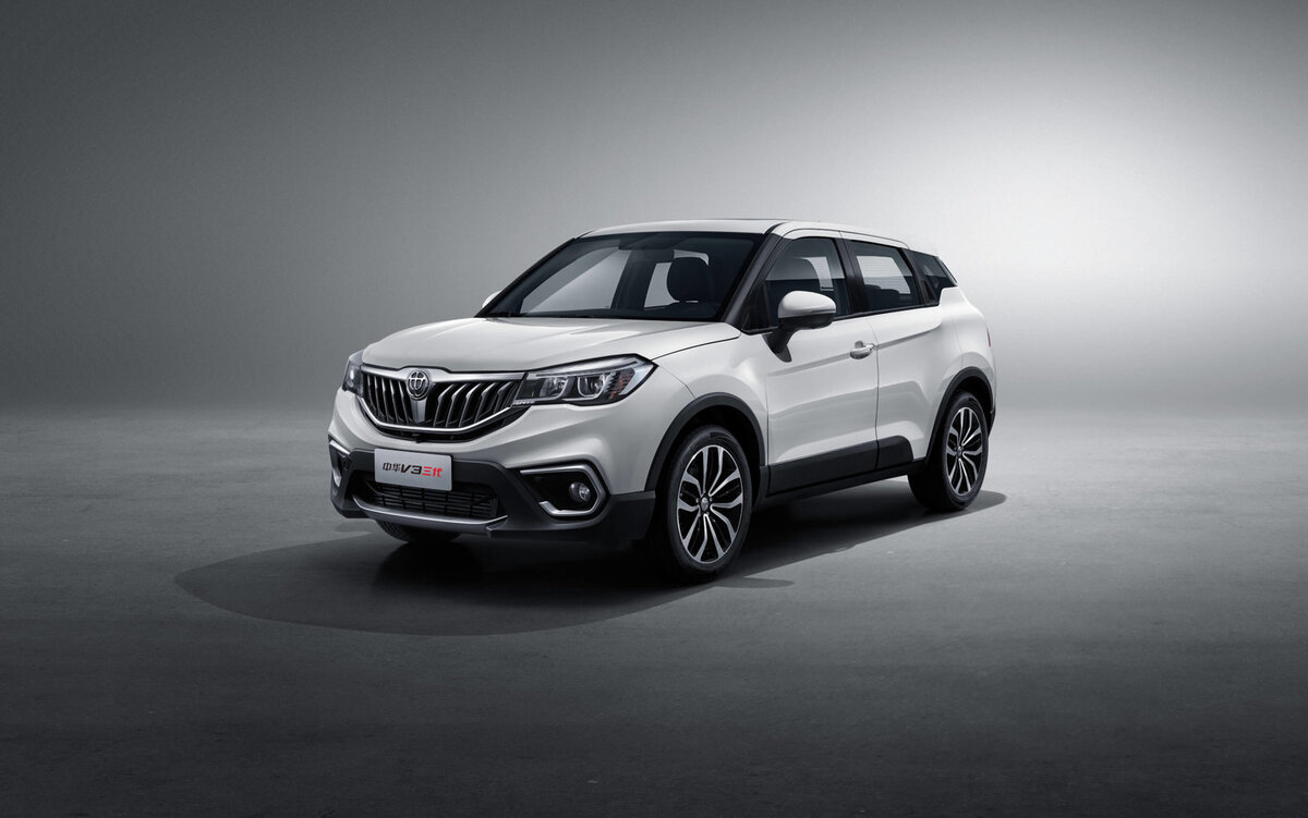 Brilliance V3 – от 899 000 рублей. Марка Brilliance перезагрузилась в России, а вместо производства в Черкесске кроссоверы везут из Китая. Но начальная модель V3 не слишком блещет технической начинкой – под капотом тут 107-сильный мотор 1.5 и 5-ступенчатый автомат. Комплектация за 900 тысяч тоже без изысков – пара подушек, кондиционер, датчики парковки, система стабилизации
