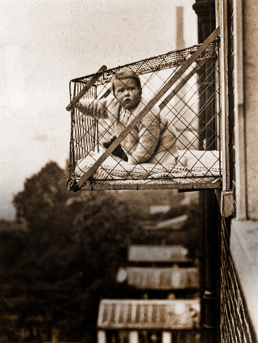 Детская клетка для воздушных ванн. 1930-е гг. / Getty Images.