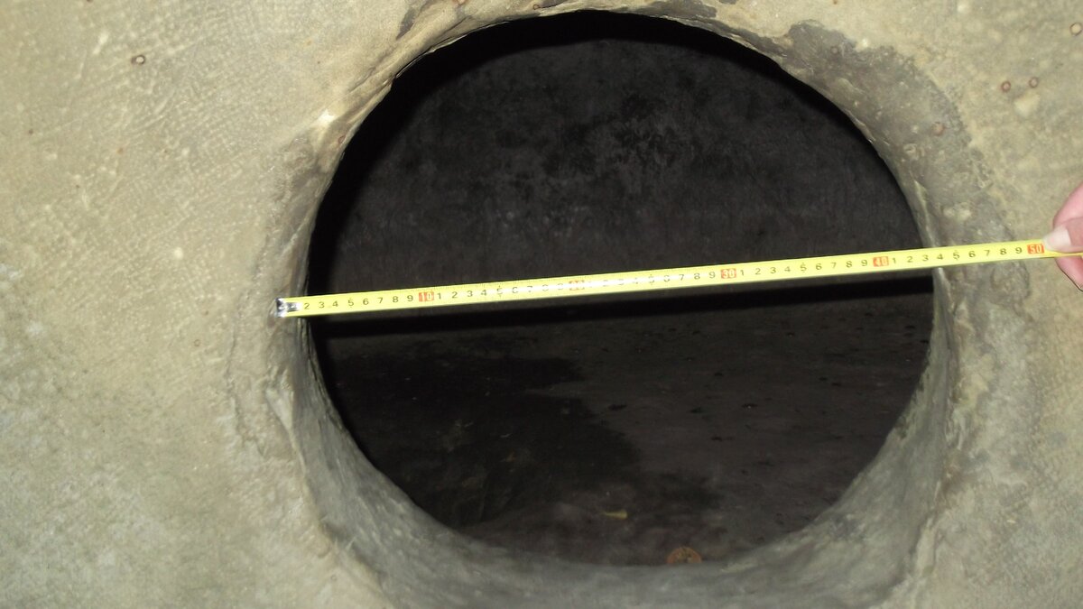 Отверстие в камере дольмена. На полу камеры видна выдолбленная ямка непонятного назначения. Фото из личного архива