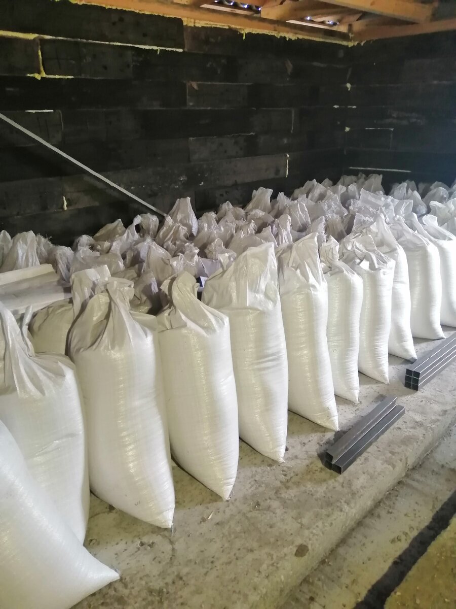 Фото автора. Зерносмесь в мешках. 