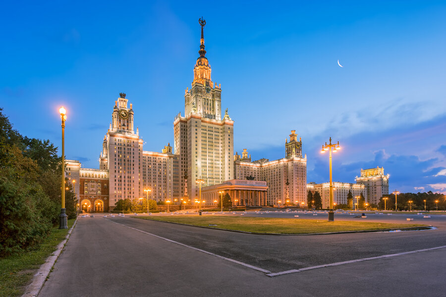 Включи москва. Поклонная гора у МГУ. Высотка на Поклонной горе. Высотка у Поклонной горы. Ивлеева здание МГУ.