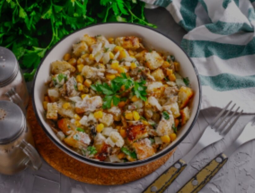 Сухарики для салата можно создать в домашних условиях из любого сорта хлеба либо приобрести в магазине, супермаркете. Шпроты выбирайте качественные, иначе они испортят собой весь вкус приготовленного блюда.