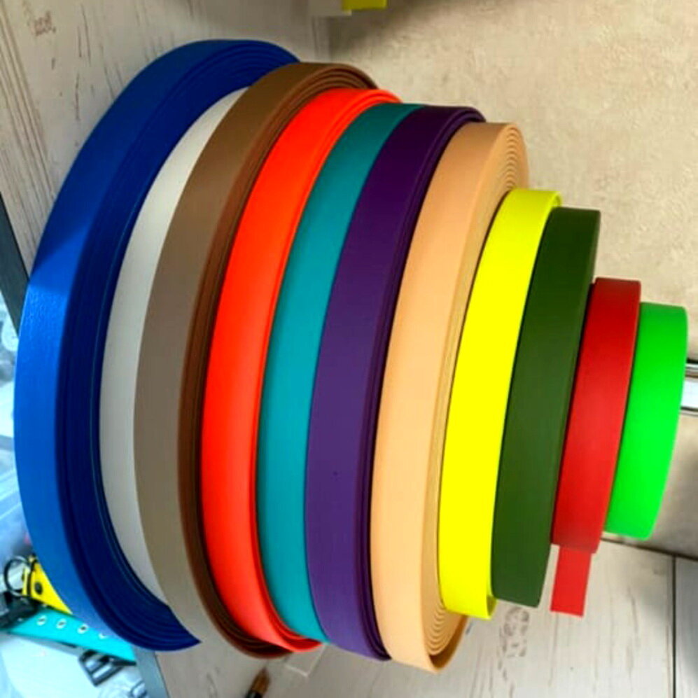 Выбор цветов для изготовления ошейника на заказ. Фото для публикации любезно предоставлено Bright Dog Collars