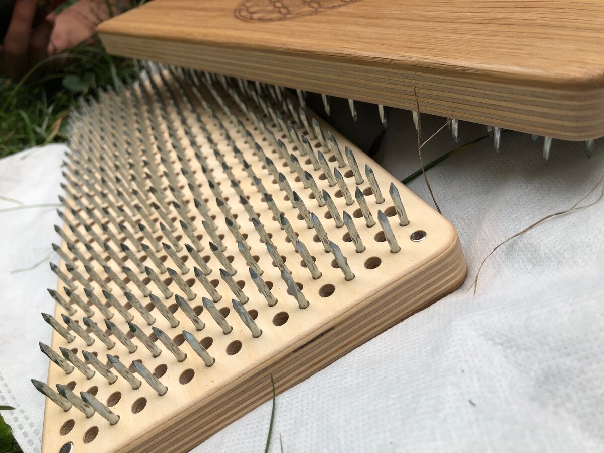 Доска с равномерно распределенными шипами