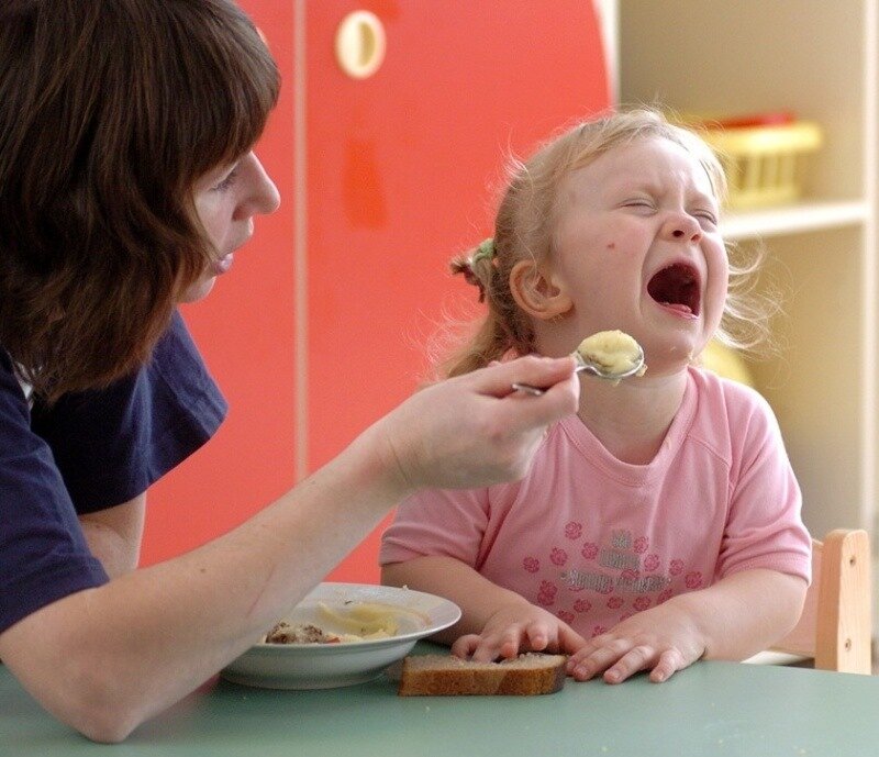 Малыш плохо кушает. Кормить насильно или нет?