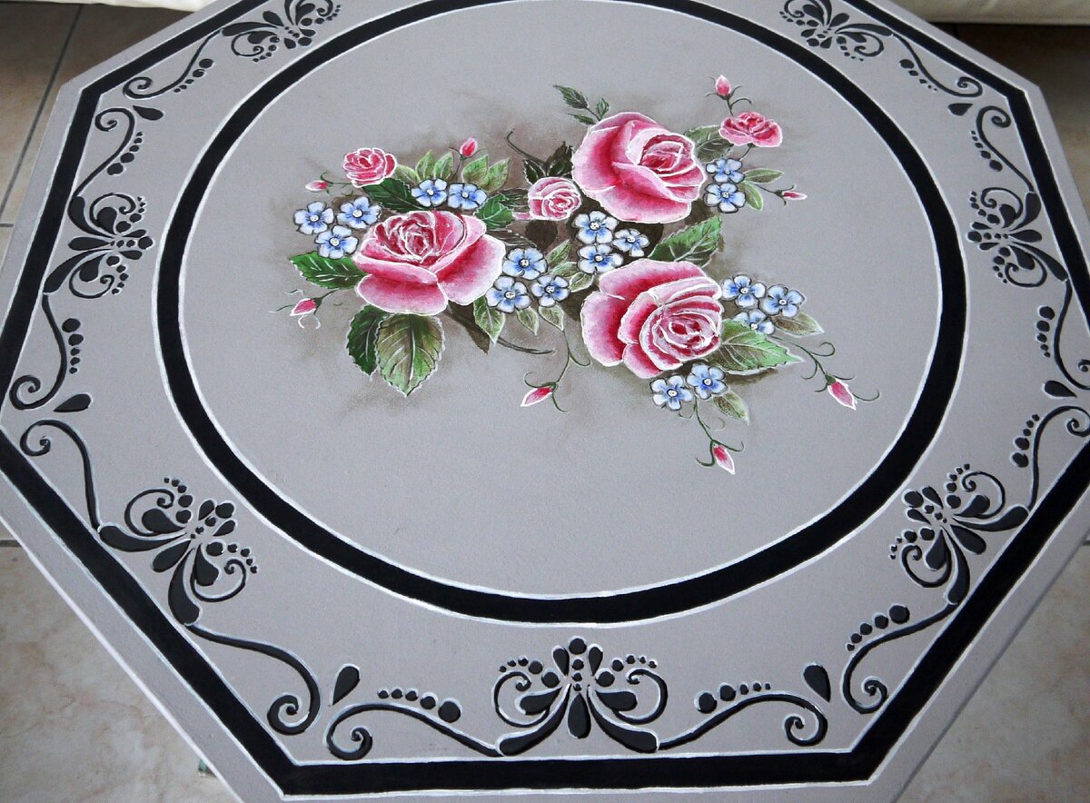 Декор стола акриловой росписью 