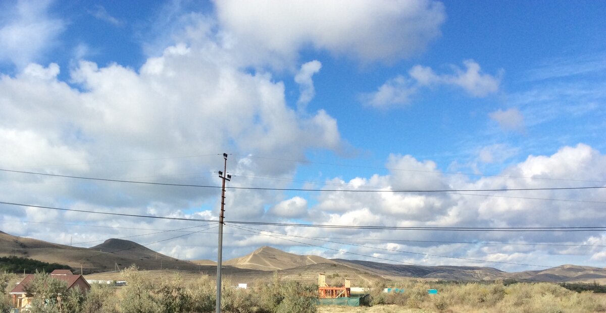 Дорожка на Коктебель особенно хорошо выделяется на ярко освещённом косыми лучами солнца склоне дальнего холма , а на темном почти незаметна, хотя он существенно ближе к нам