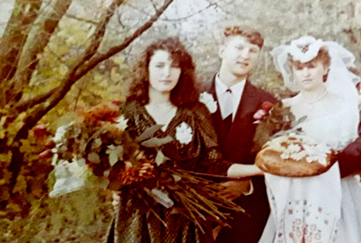 Фото со свадьбы. Бывший муж между двух своих жен.