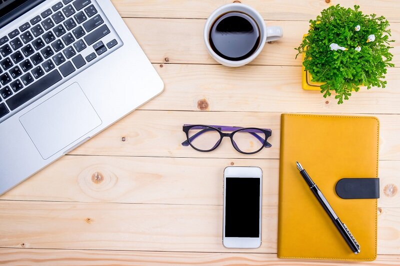 Даже небольшое растение на рабочем столе хорошо снимает стресс.