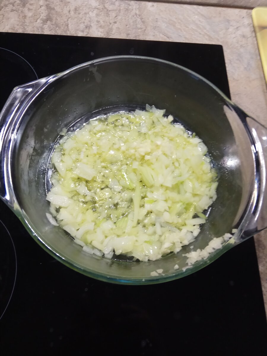 Разогреваем оливковое масло и обжариваем половину лука и чеснока   пока они не станут мягкими. Перекладываем их в миску.