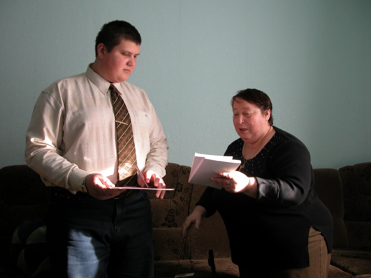 Целительница Хана Мартыненко вручает Саше документы о признании его дара. Фото Илоны Кириокатис