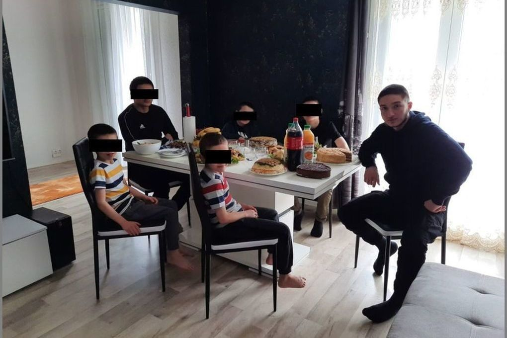 Абдулак Анзоров (крайний справа)