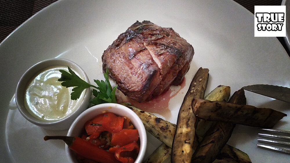 Заказал стейк по цене 3-х кг отборного мяса. Показываю, что принес официант за 720 рублей