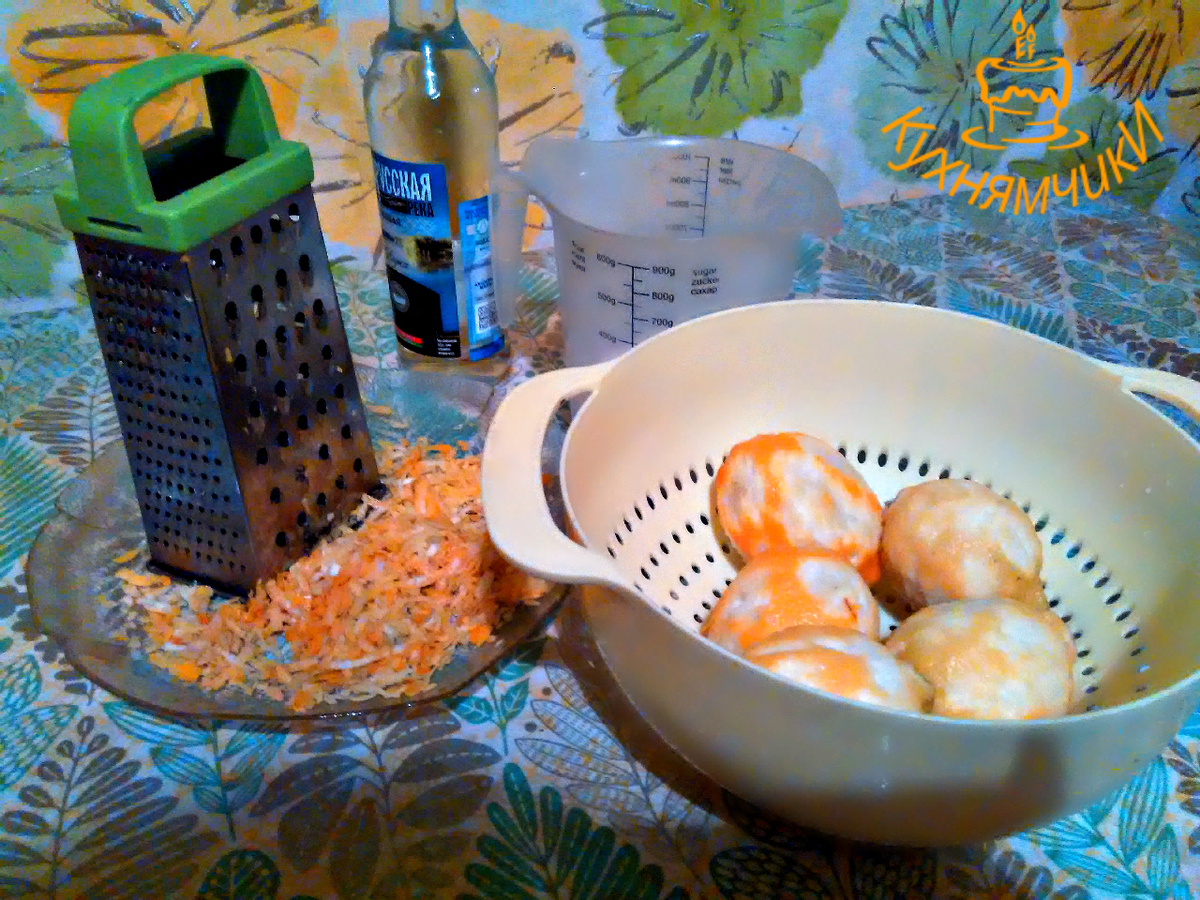 Терку лучше брать среднюю, на слишком мелкой все останется на терке и сложно будет процедить, на слишком крупной сложно не зацепить белую часть. Белая часть дает напитку горчинку, будет слишком много - будет горчить.