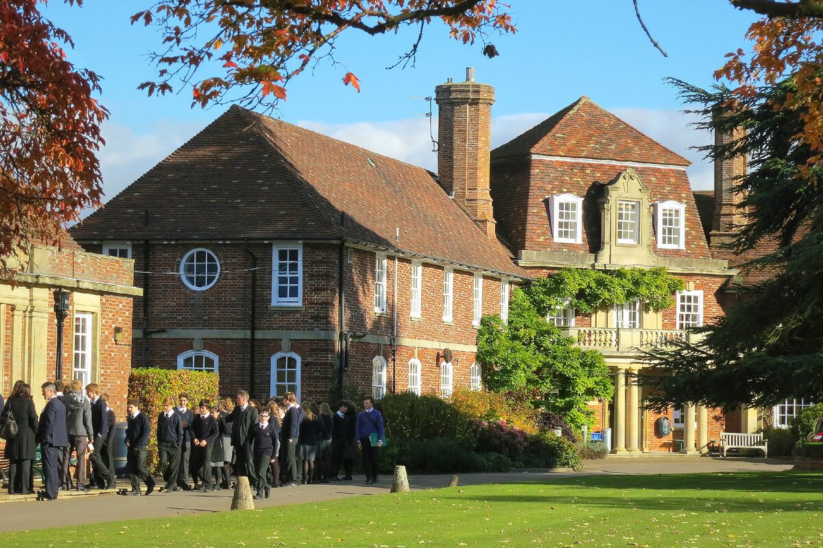 Во всем мире британские школы-пансионы считаются эталоном среднего образования. Сложно ли в них поступить? 