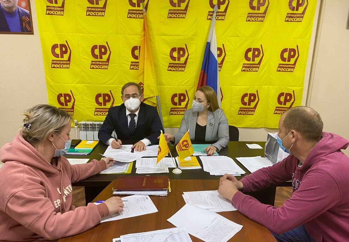 На фото: депутатский приём ведут Александр БЫЧКОВ и Надежда ЕФРЕМОВА.