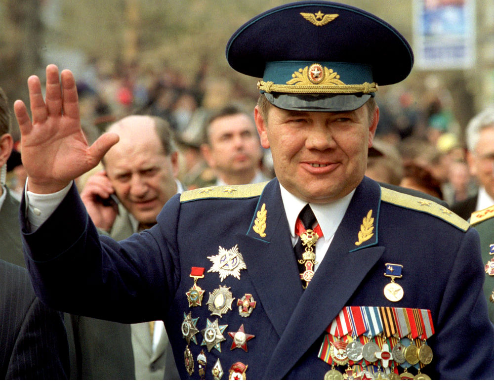 Скажите генералу. Александр Иванович лебедь. Александр лебедь генерал. Генерал-лейтенант лебедь Александр Иванович. Лебедев Александр Иванович генерал