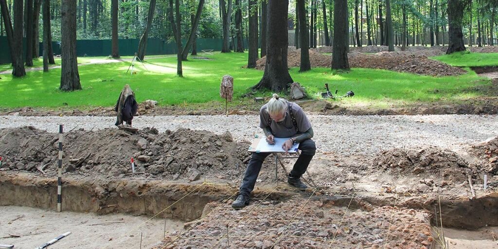 Археологи продолжают раскопки в усадьбе