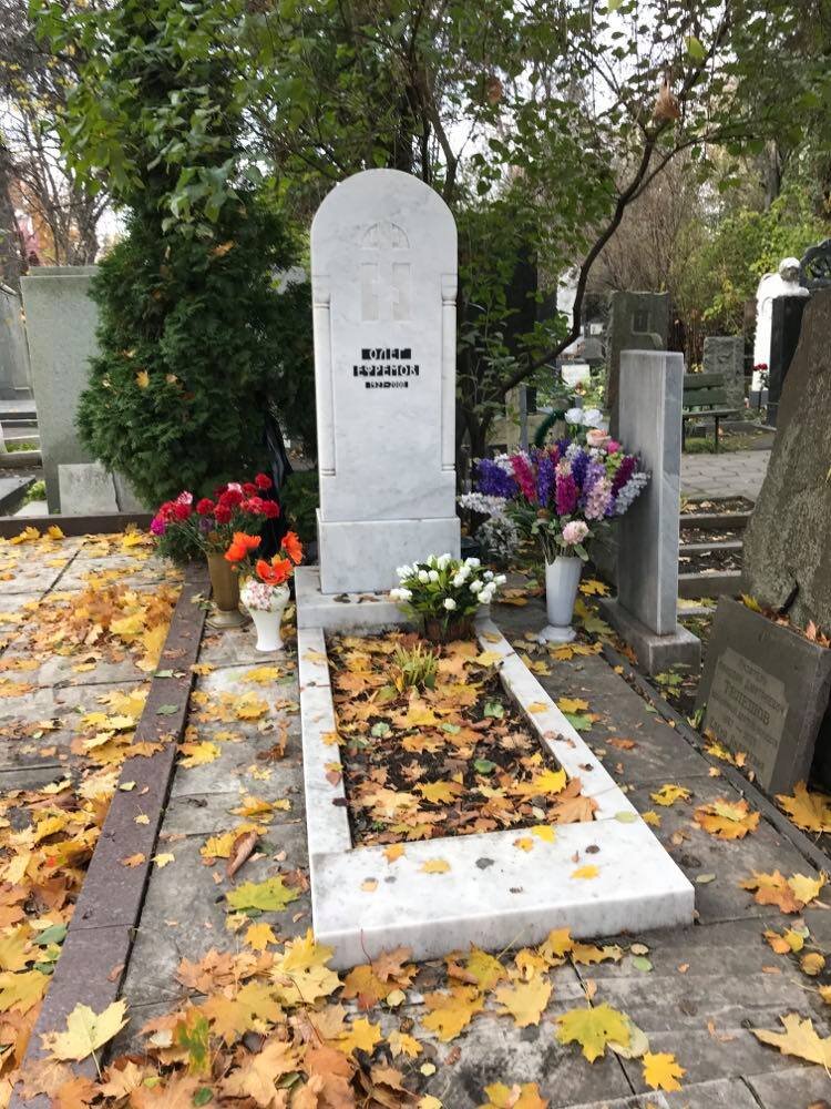 Памятник актеру Олегу Ефремову