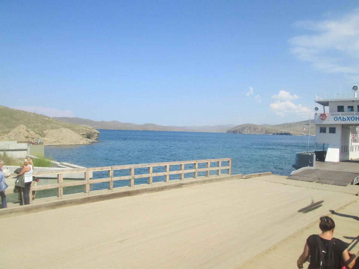 Здесь уже видно красоту Байкала. Синяя и прозрачная вода