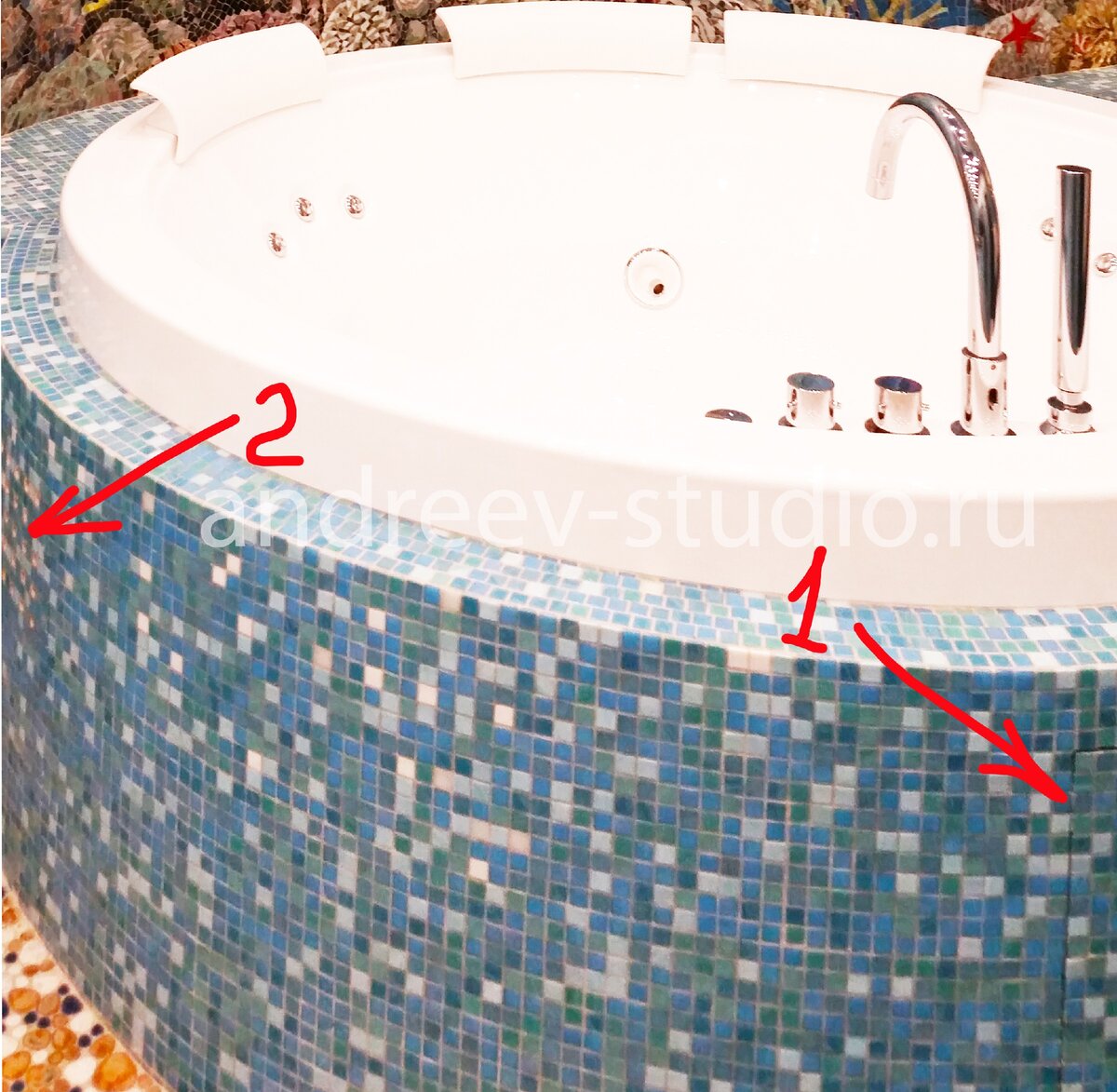 На фото видны два люка у встроенной в подиум ванны. Под цифрой 1 - скрытый люк для мотора, облицованный мозаикой. Под цифрой 2 - такой же скрытый люк  с просверленными сквозь мозаику отверстиями для доступа воздуха - замена решётки. (Фото из архива дизайнеров интерьеров Андрея и Екатерины Андреевых).