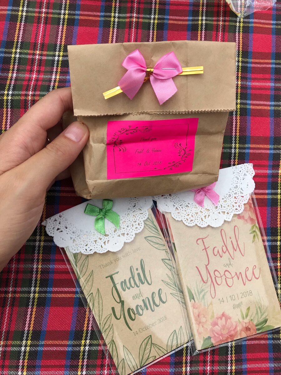 На свадьбе выдали сувениры: блокнотики и мыло