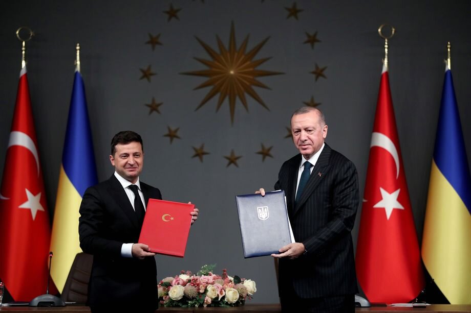 Во время визита Зеленского в Анкару в том числе было подписано соглашение о выделении Турцией Украине 26 млн долларов на военные нужды. 2020 год.Фото: TOLGA BOZOGLU/EPA/ТАСС