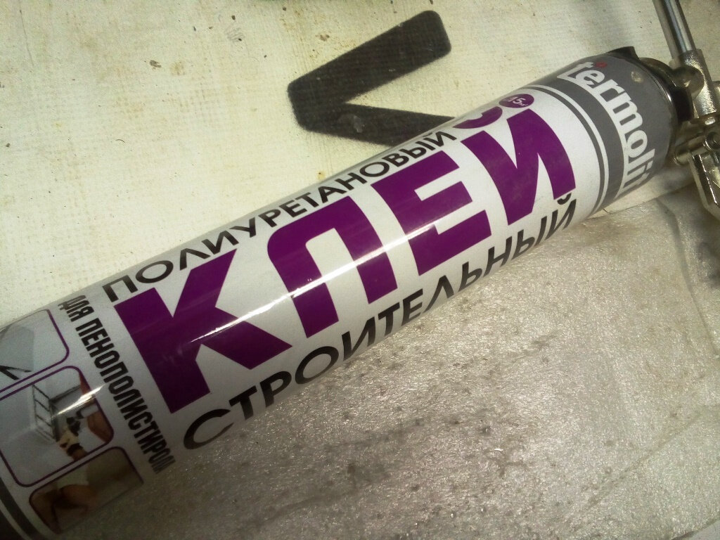 Клей, который я применил при наклеивании листов пеноплэкса на металлические ворота гаража