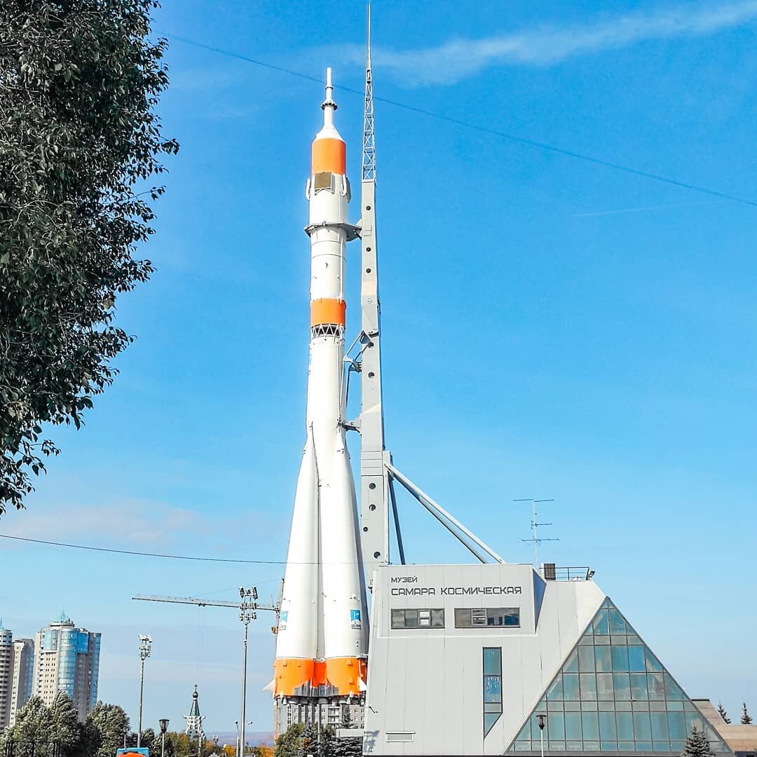 Ракета стоящая. Рокот р7. Монумент ракеты Союз в Самаре. Памятник ракете Союз Ленинск. Рокот космодрома.