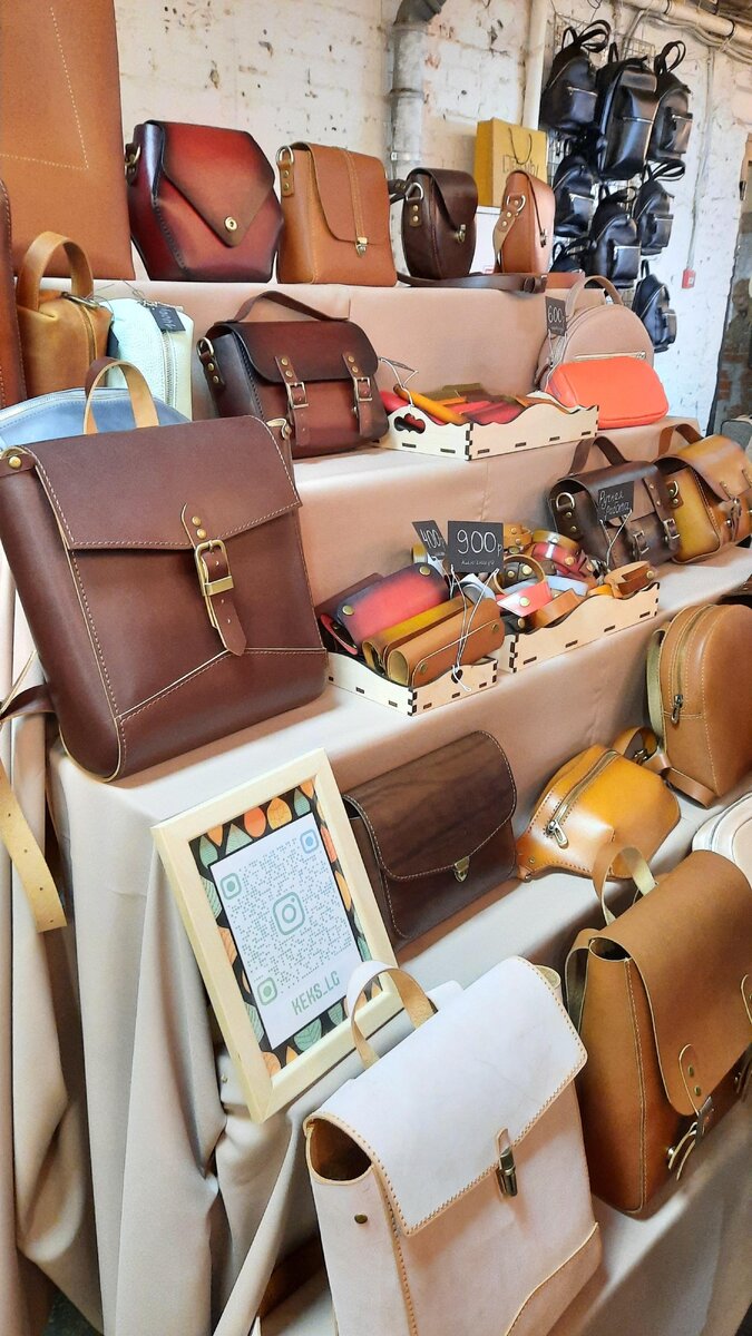Стенд с большим количеством качественных кожаных изделий ручной работы
