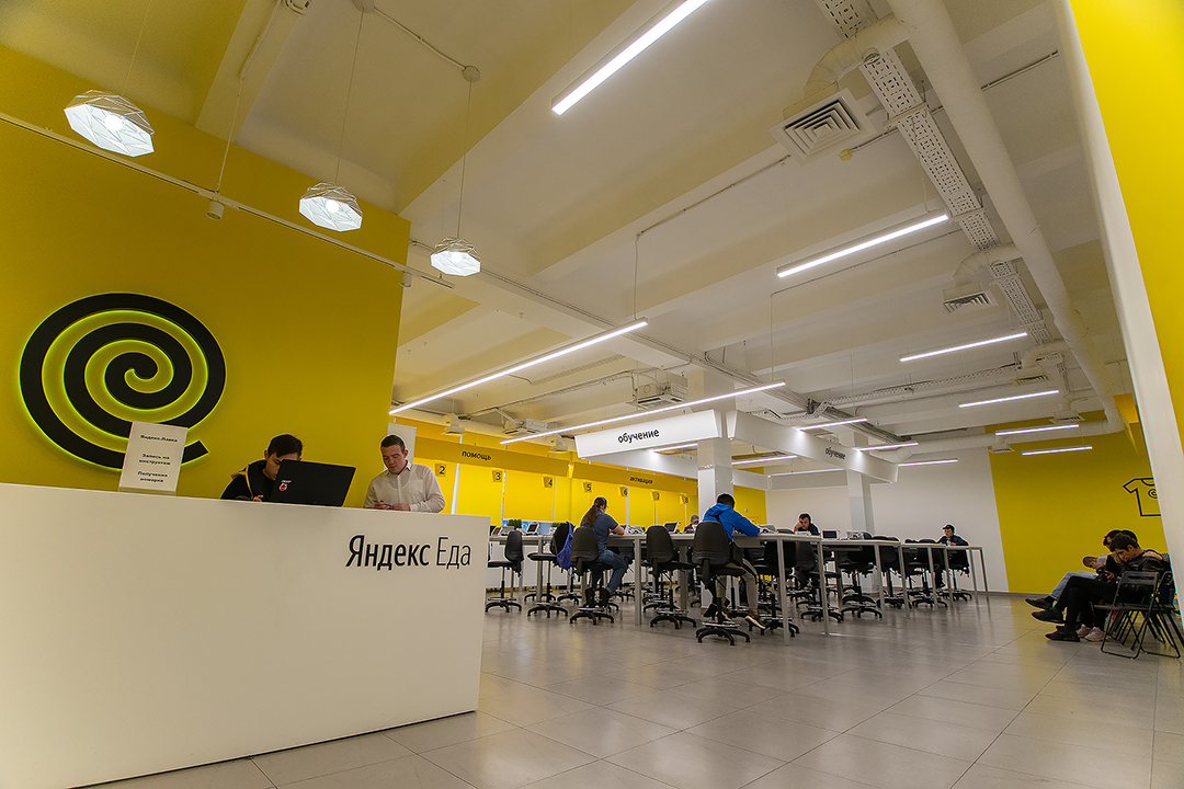 Стоит отметить, что это головной офис. Офис рекрутинга - это скорее какая-то подсобка, где лежат куча сумок и всего 4 стола. 