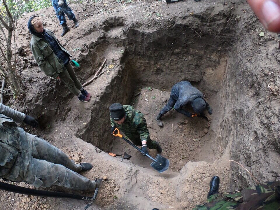 Боец лежал на глубине порядка 3м. На фото видна попытка формирования эксгумационного стола. Из-за очень твёрдого грунта эта работа была практически невыполнима.