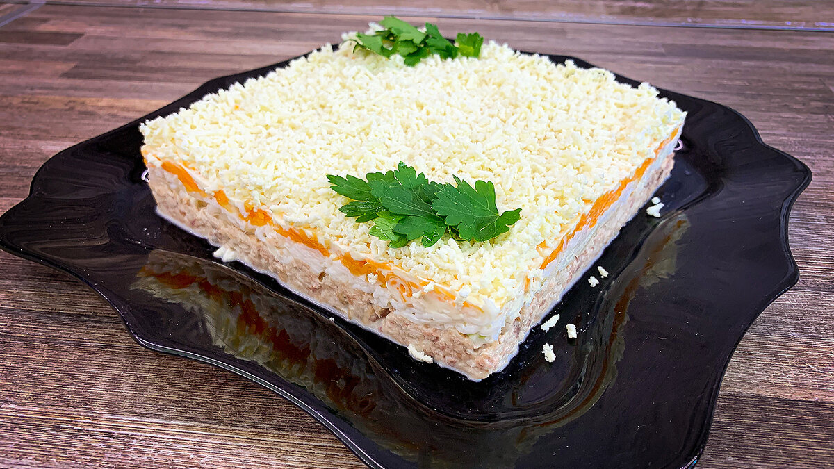 Слоеный салат с рыбными консервами - пошаговый рецепт с фото на gkhyarovoe.ru
