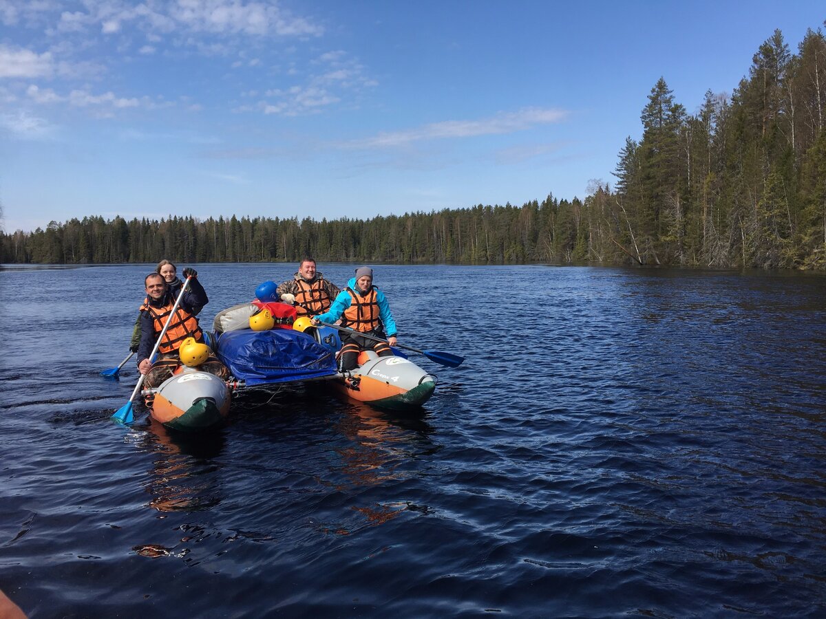 Катамаран. Четырёхместный грузовой неинтересный.