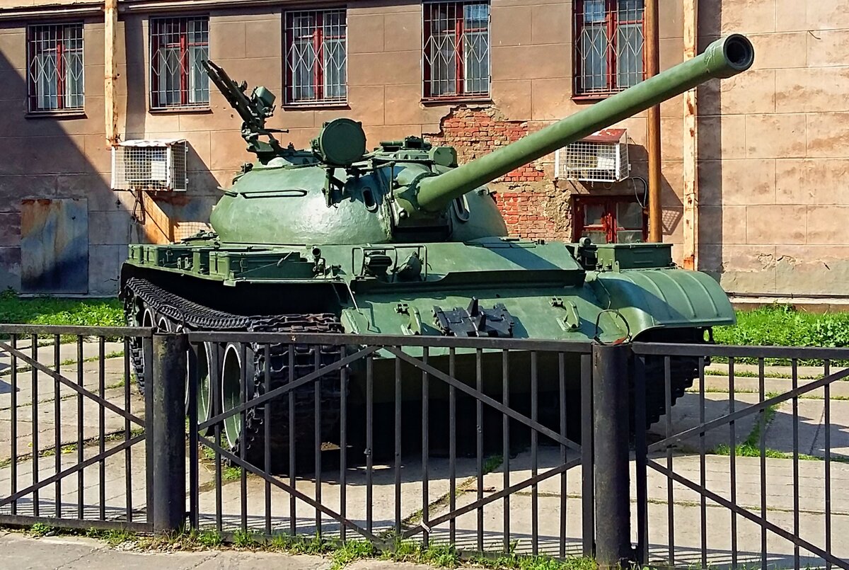Танк Т-54 во дворе Дома офицеров