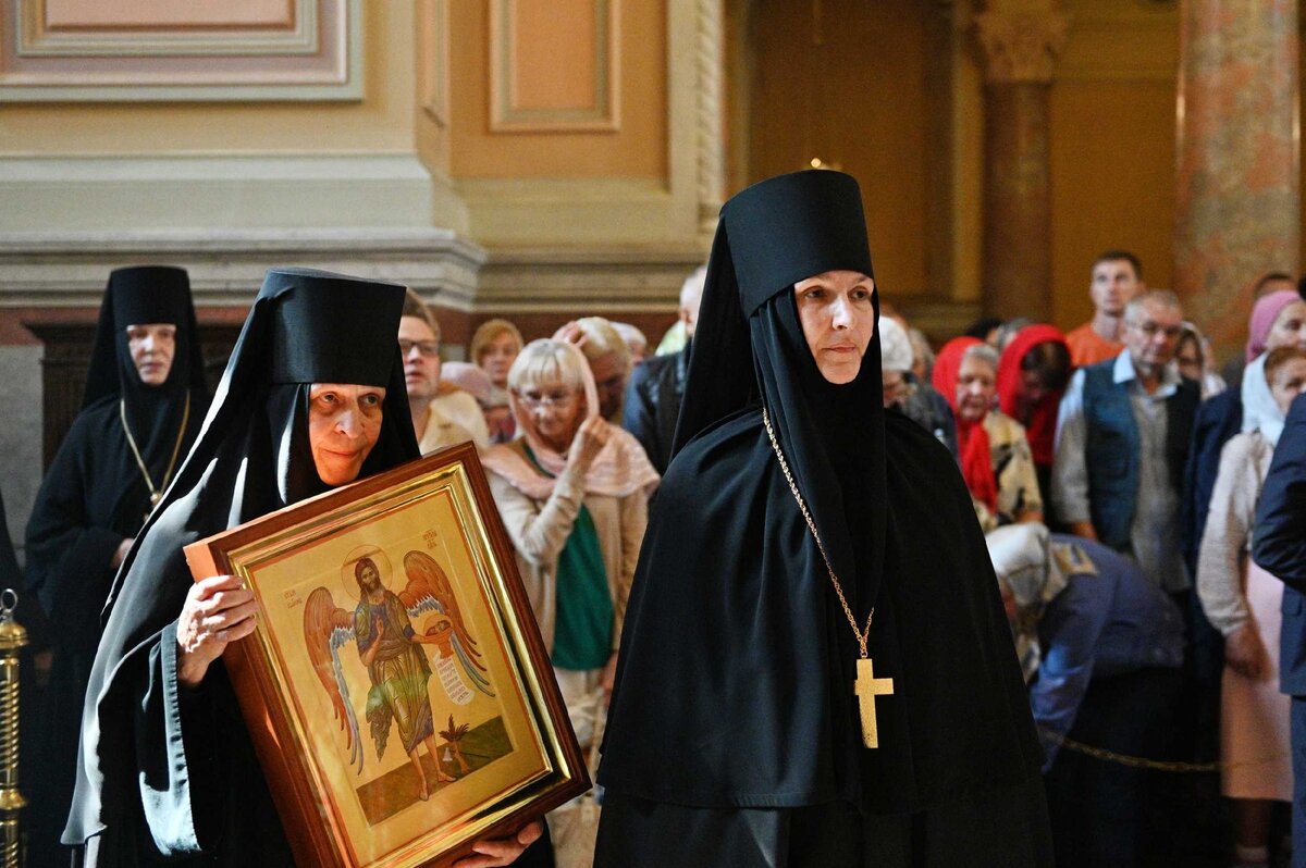 Святой Иоанн Предтеча часто изображается на иконах с крыльями, держащим в одной руке свою же отрубленную голову. Источник: https://foto.patriarchia.ru/news/patriarshee-sluzhenie-v-den-useknoveniya-glavy-ioanna-predtechi-v-ioanno-predtechenskom-monastyre-g-moskvy-2019-09-11/ 
