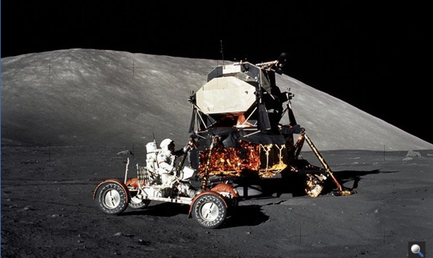 Посадочный модуль Аполлона-17 и лунный аппарат с астронавтом Джином Сернаном (фото из открытых источников Яндекс Картинки)