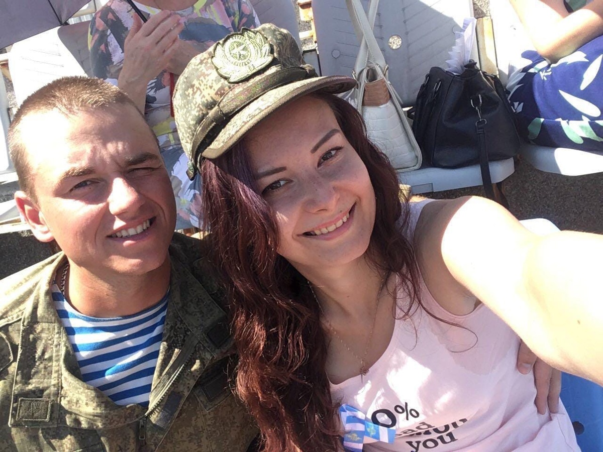 Влюбилась в бывшего ученика! Мальчика на 5 лет младше меня. Курсанта-десантника, у которого целый год вела английский язык, а потом принимала экзамен. Мы стали встречаться. Ему на тот момент исполнилось 22, мне 27 (Фото автора).