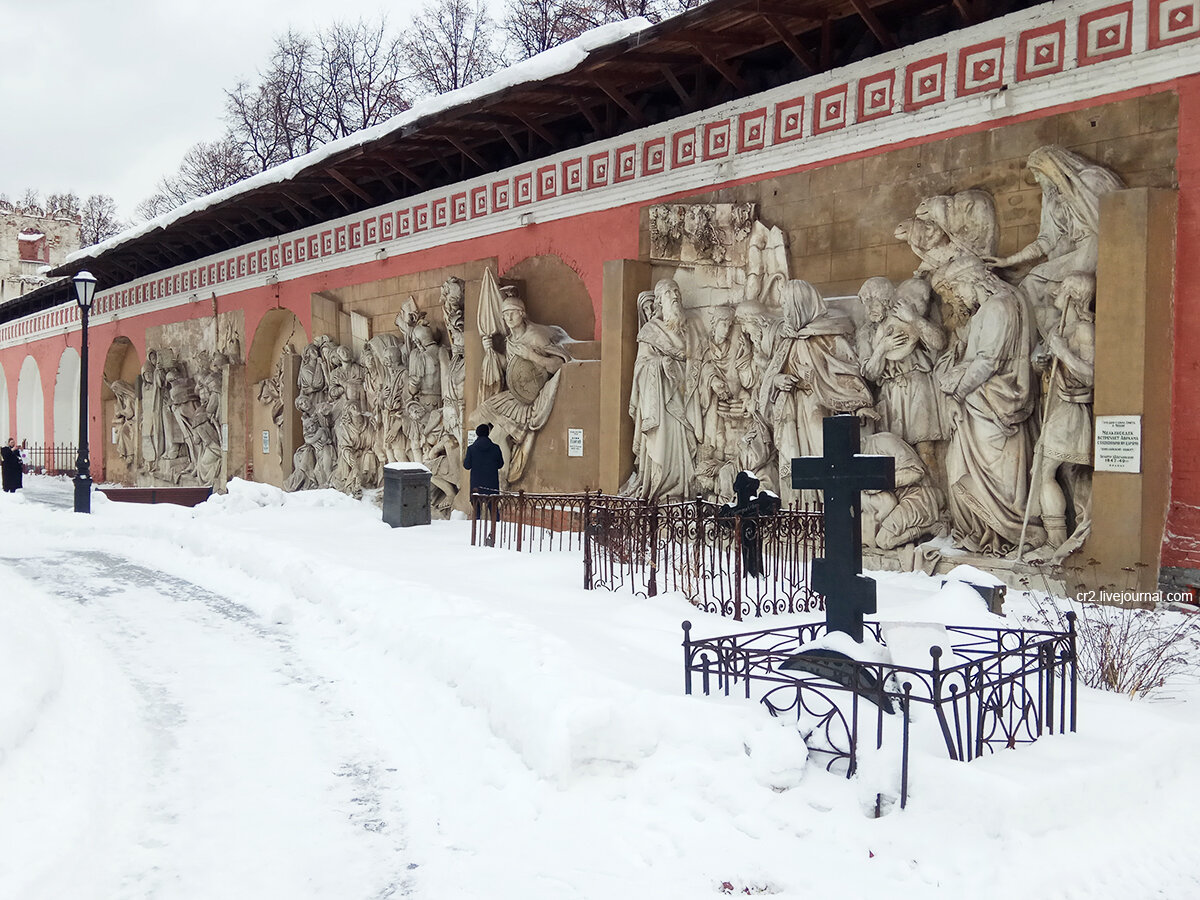 Горельефы с уничтоженного Храма Христа Спасителя. Донской монастырь, Москва. Фото автора статьи 