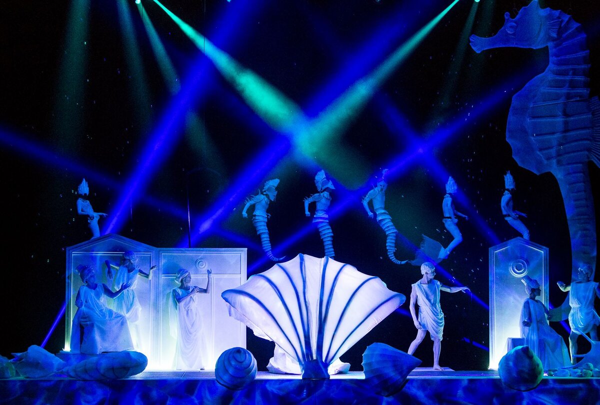 Проход-проплыв морских коньков под очень атмосферную музыку - один из впечатляющих сценических эффектов "Русалочки".