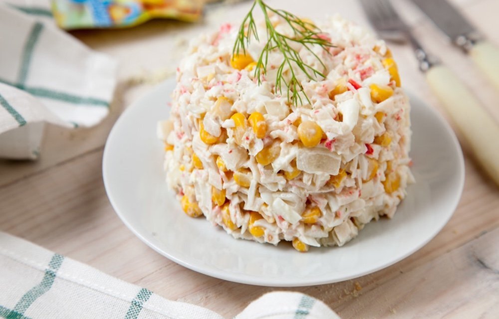 Салат крабовый с кукурузой. Салатскрабовыи палочками. Новогодний салат с крабовыми палочками. Скрабовым. Салат.
