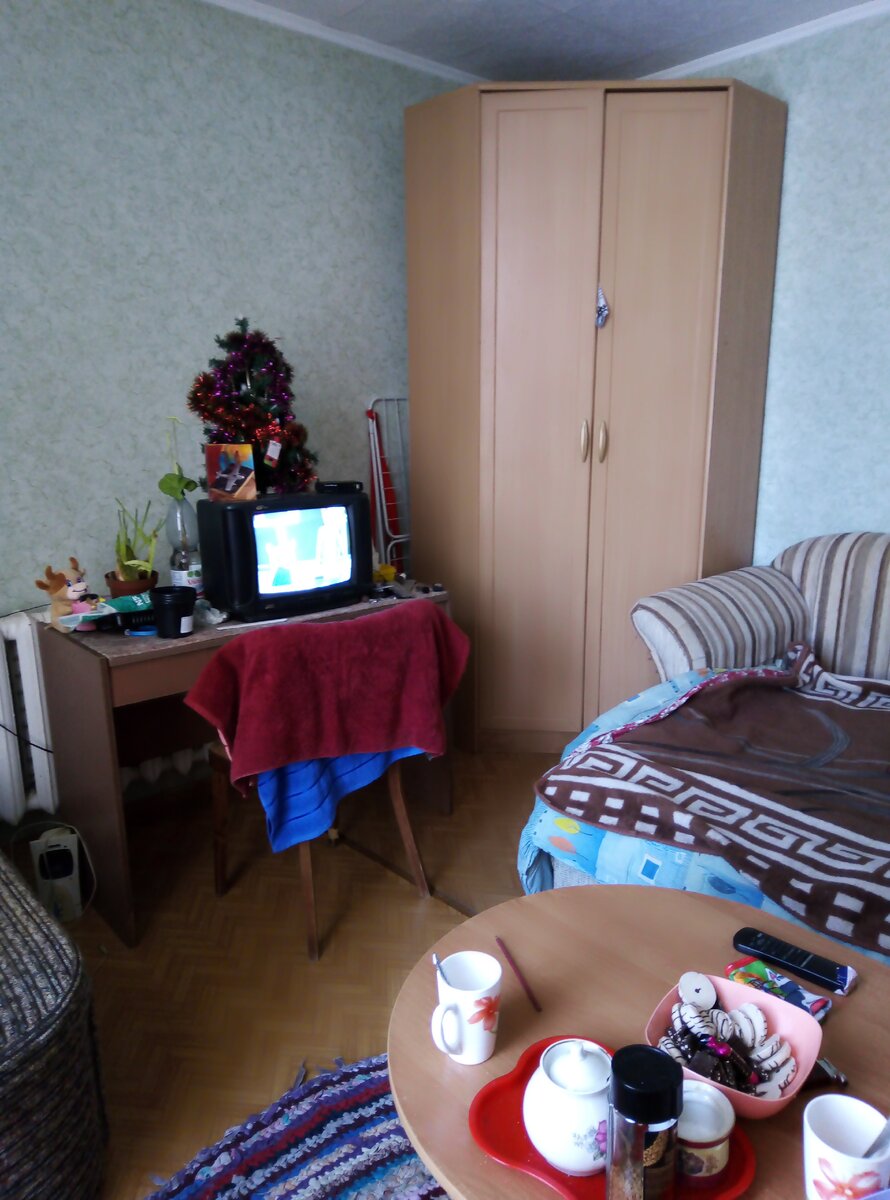 Для сравнения так комната выглядела ДО подготовки к аренде. Хлам, валяющаяся одежда, грязь, остатки еды и бутылок.