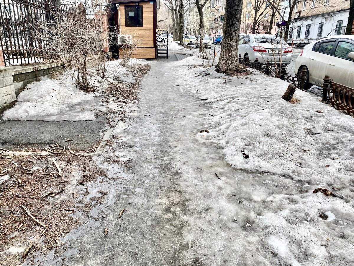 Насколько грязно. Тротуар очистили ото льда.