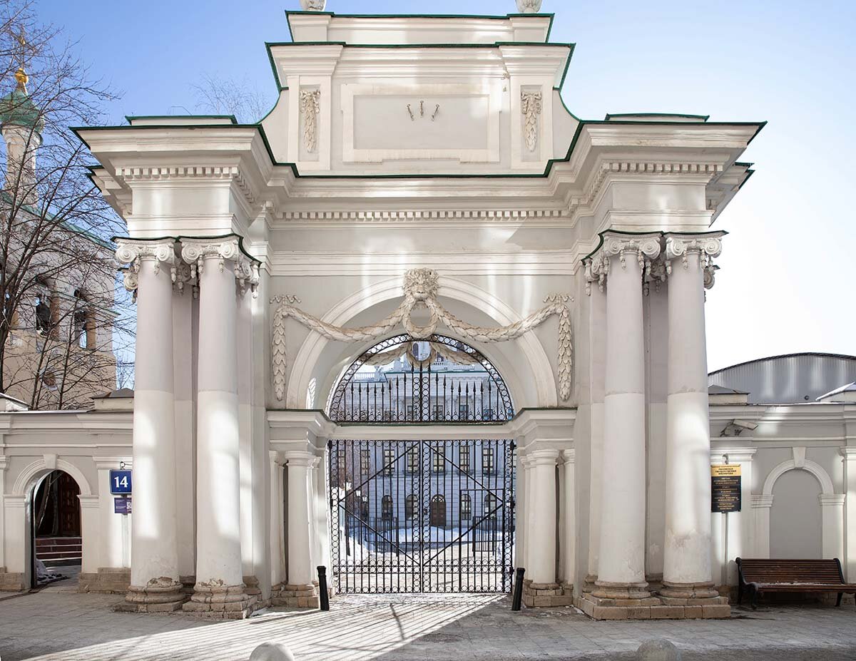Пушечные стволы у ворот. Фото: Мария Говтвань, РГБ