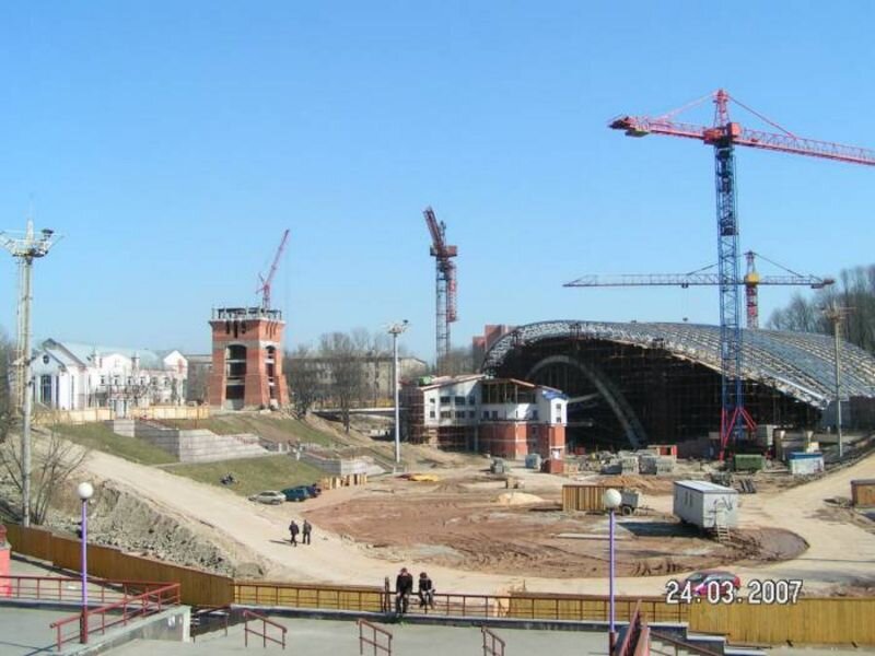 Яма в 2007 году. На переднем плане можно видеть самый популярный (и небезопасный) способ местного отдыха — сидеть на перилах. Фото из «Витебской энциклопедии»