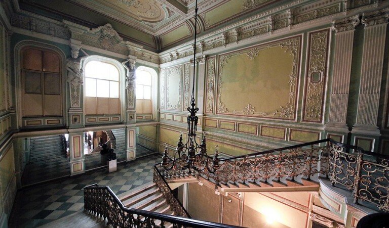 Парадная лестница во дворце князя Михаила Николаевича (Ново-Михайловском дворце), источник: https://excurspb.ru/upload/img-cache/photos/aee131ce30cbddb48e770f912266e3dc-fwh-768-451.jpg