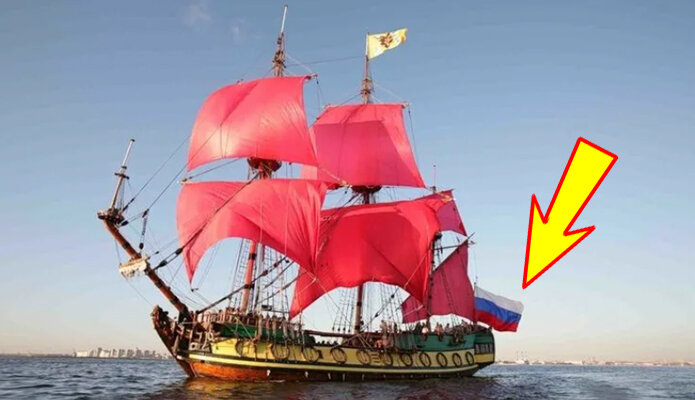 Фрегат "Штандарт" под алыми парусами.  На кормовом флагштоке флаг России.