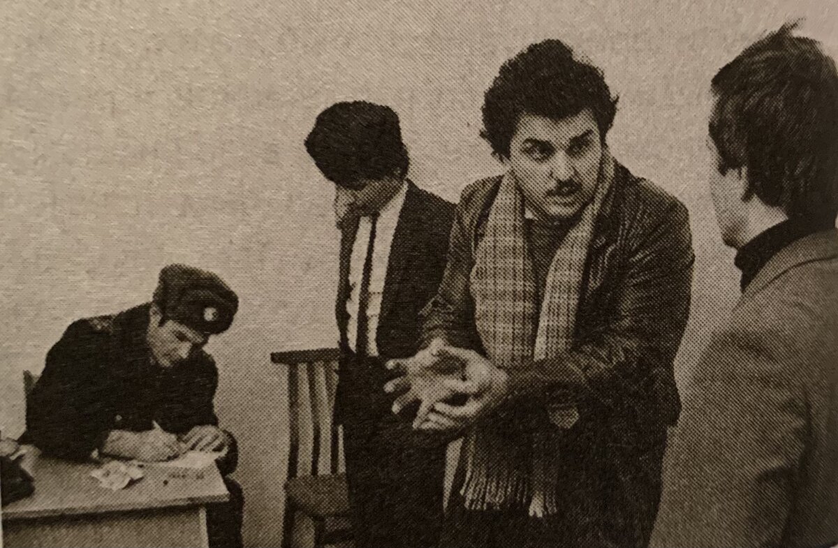 Задержанный мошенник-напёрсточник в отделении милиции.1988 год